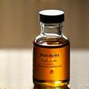 濃縮されたイワシエキスの小瓶。ブランドカラーのラベルが貼られ、プロフェッショナルな印象。